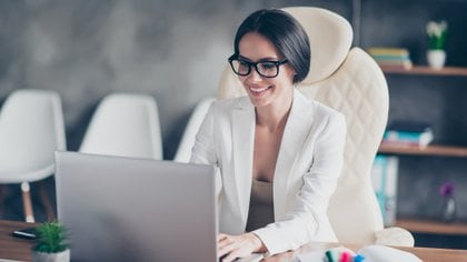 El impostor laboral suele ser una persona perfeccionista, con alto rendimiento y que se exige mucho (Shutterstock)