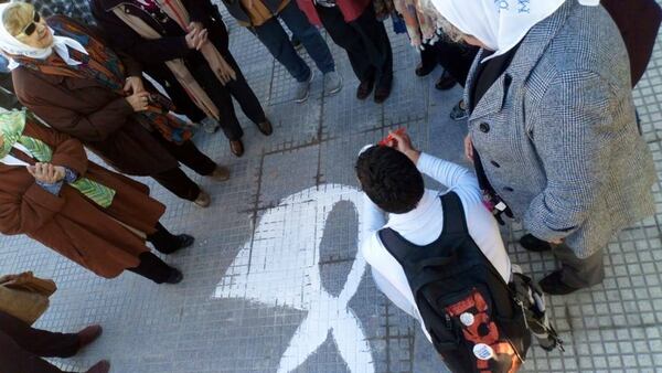 Las Madres de Plaza de Mayo pintaron pañuelos blancos nuevos en la plaza