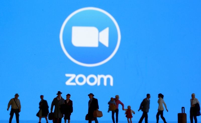 Pequeñas figuras de juguetes se ven frente al logo desplegado de Zoom (Foto: REUTERS/Dado Ruvic)