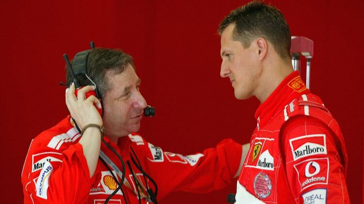 Schumacher con Jean Todt, hoy presidente de la Federación Internacional del Automóvil (FIA) y quien estuvo a cargo de Ferrari, asegura que vio el Gran Premio de Brasil junto al campeón en la casa de Suiza donde se recupera.