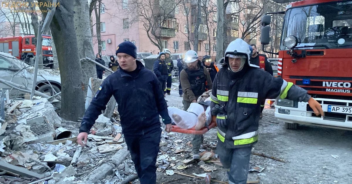 At least three dead left a Russian shelling of a civilian building in Zaporizhzhia