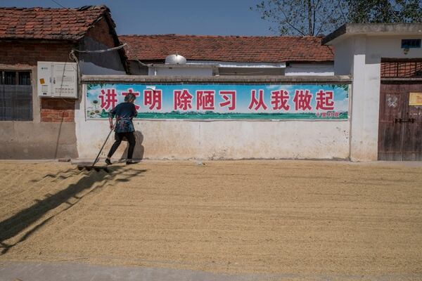 Una cartelera de propaganda dice: 