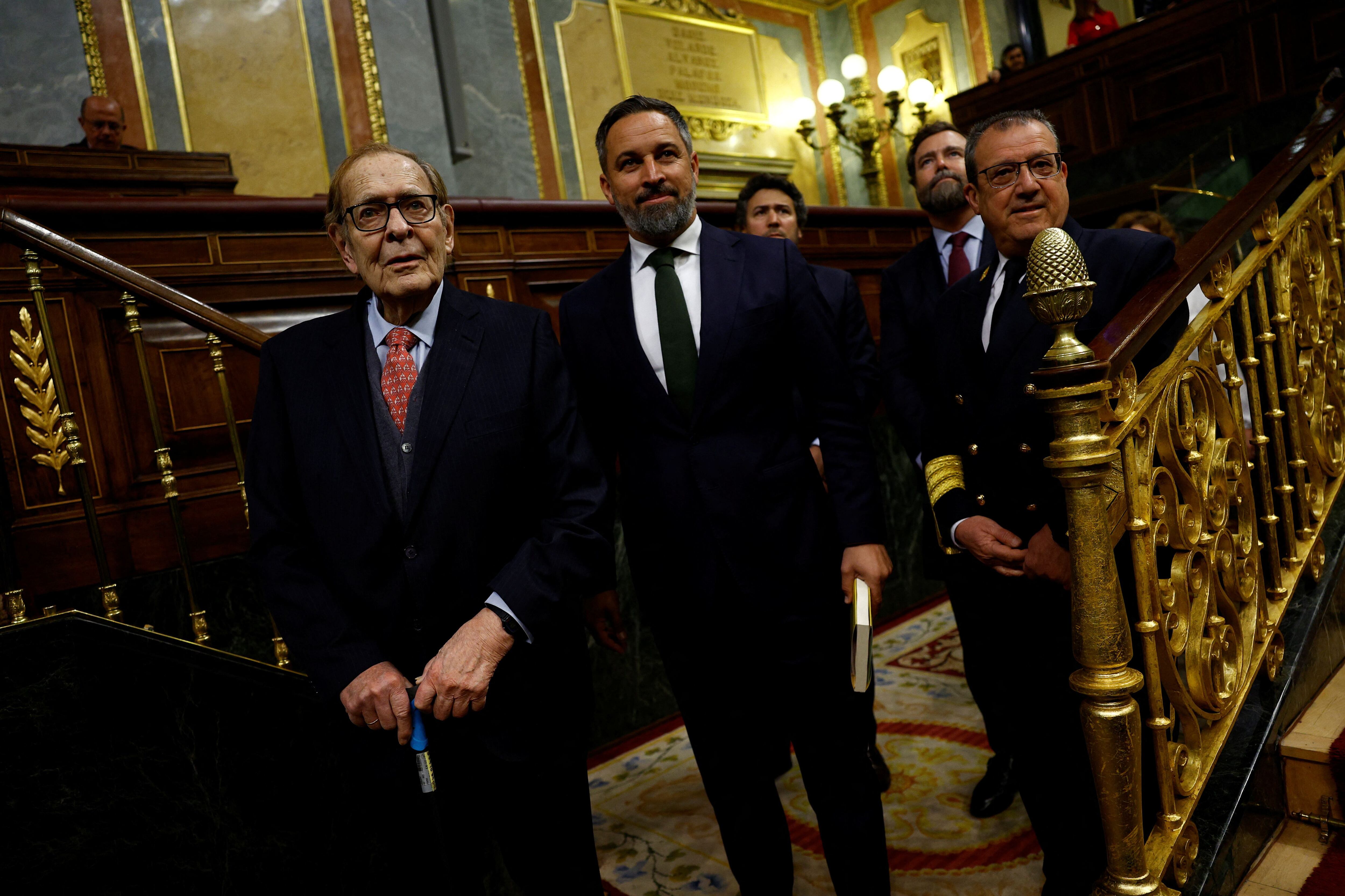 El economista Ramon Tamames y el líder de Vox, Santiago Abascal, a su llegada al Congreso de los Diputados.  