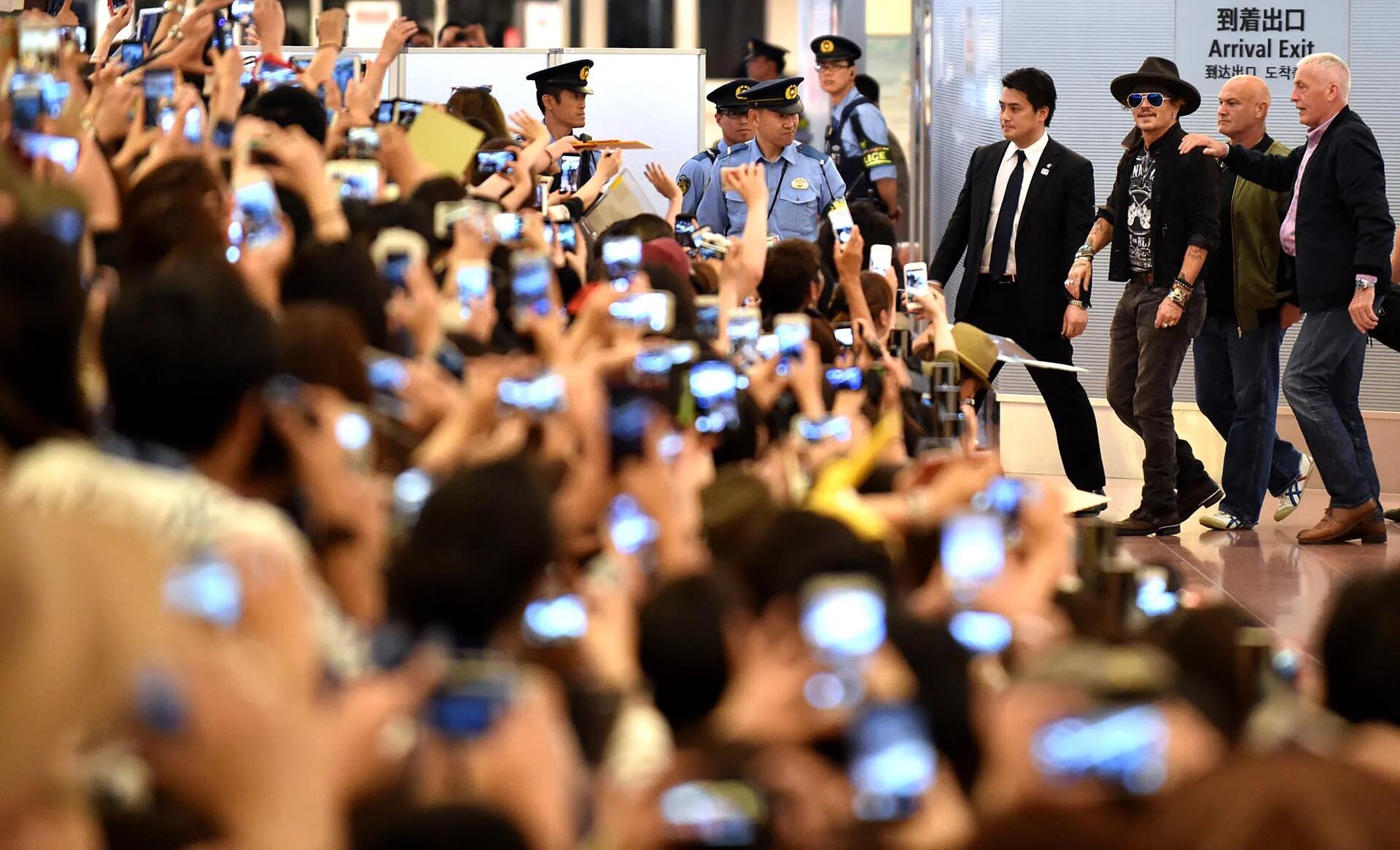 El actor estadounidense Johnny Depp llega a Tokio, Japón, y es recibido por una multitud de fanáticos