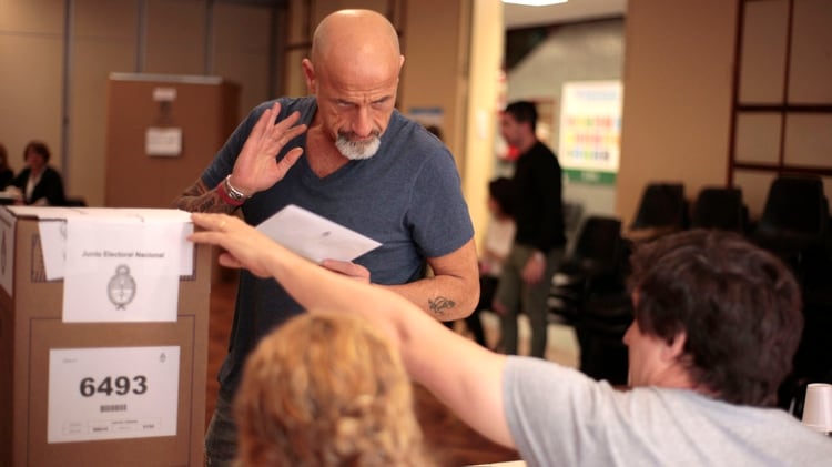 Gustavo Sofovich lució una remera escote en V y un jeans azul (Foto: Luciano González)