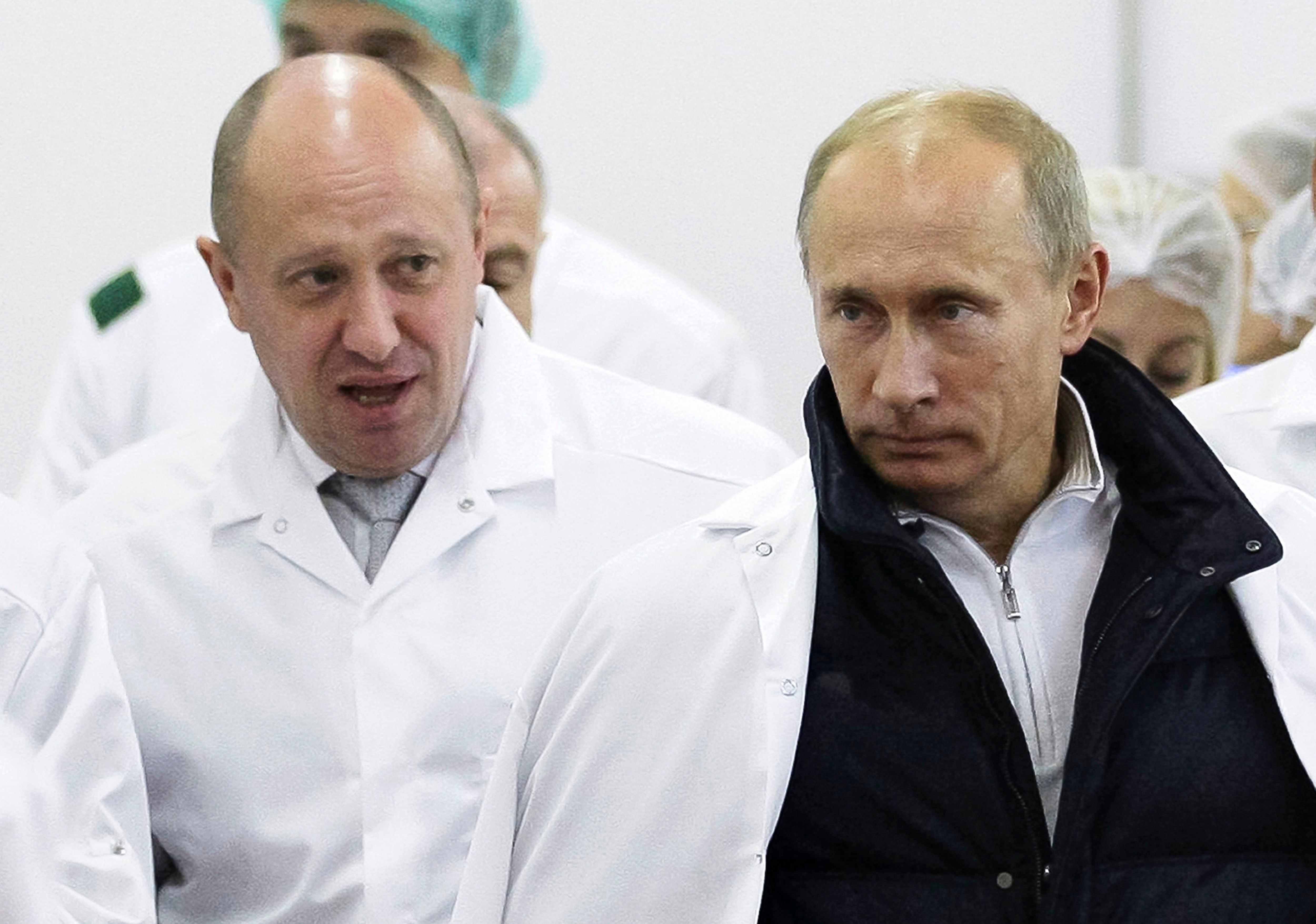 Yevgeny Prigozhin le muestra a Putin su fábrica de comidas, el 20 de septiembre de 2010, en las afueras de San Petersburgo, Rusia. Se habían conocido en esa ciudad a fines del siglo pasado.(Alexei Druzhinin, Sputnik, vía AP)