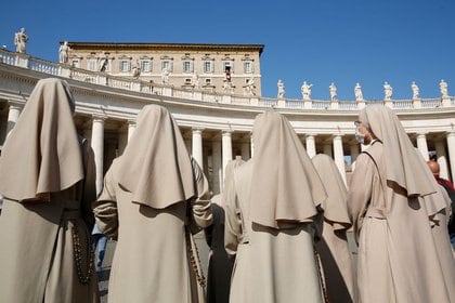 Imagen de archivo de varias monjas asistiendo al rezo del Ángelus por parte del Papa Francisco en la Plaza de San Pedro del Vaticano, 25 octubre 2020 (REUTERS/Remo Casilli)