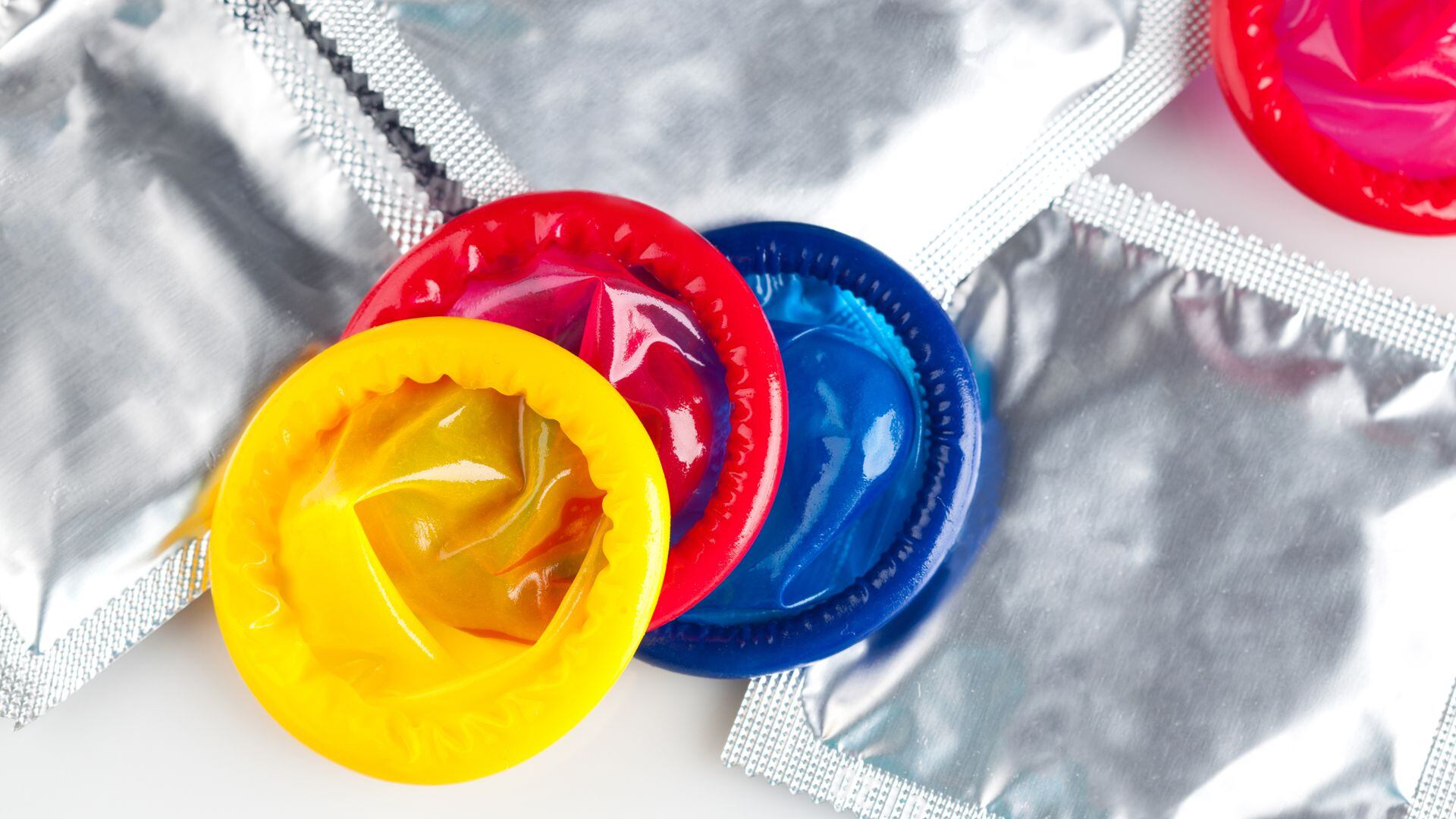 Usar preservativo reduce el riesgo de Mpox, aunque la protección no es total. Igualmente se recomienda su uso para prevenir otras infecciones (iStock)
