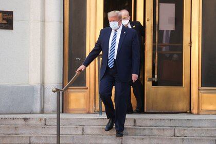 Donald Trump tras abandonar el edificio del centro médico Walter Reed (REUTERS/Jonathan Ernst)