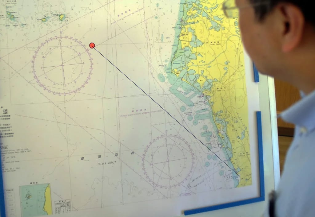 Un periodista observa el mapa aportado por la marina con el “vuelo” del misil (AFP)