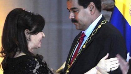 En mayo de 2013, la por entonces presidenta de la Argentina, Cristina Kirchner, condecoró al dictador Nicolás Maduro con la máxima distinción del país a mandatarios extranjeros: Gran Collar de la Orden del Libertador San Martín (Presidencia)