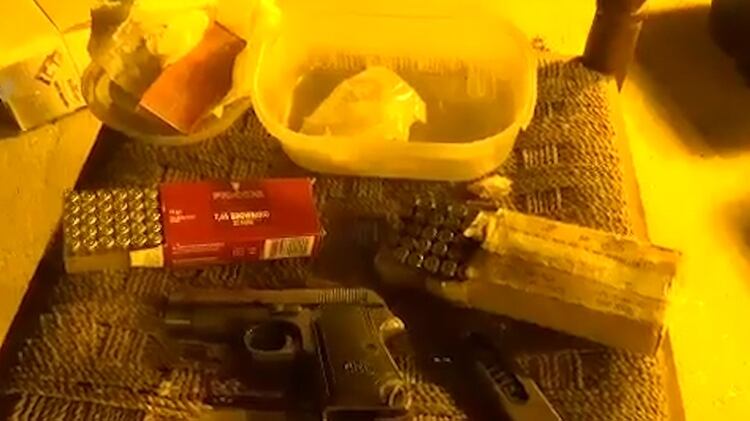 Los investigadores encontraron armas y municiones durante la redada