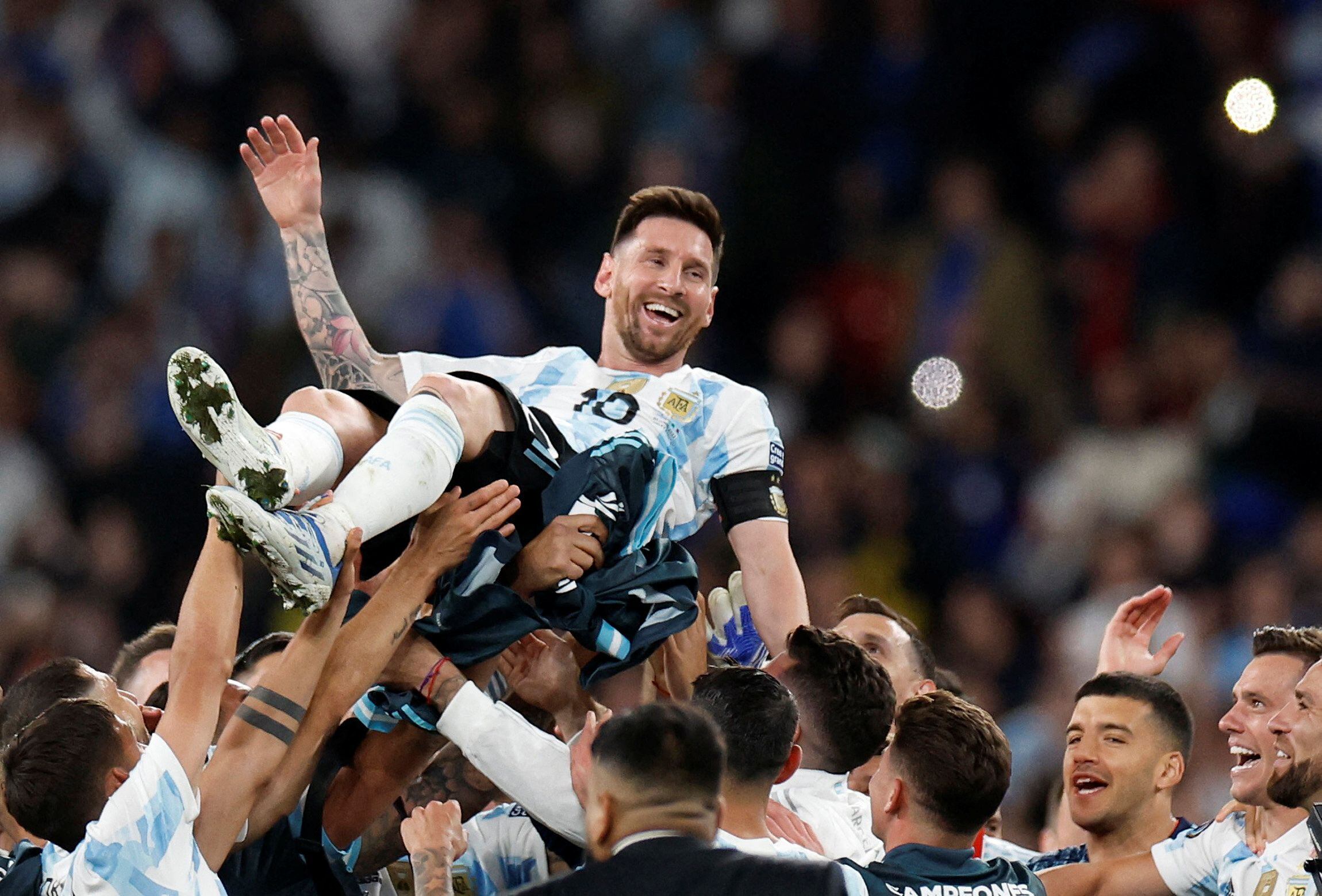 Lionel Messi y el cariño de sus compañeros en los festejos. Foto: REUTERS/Peter Cziborra   