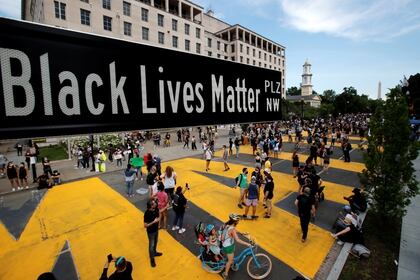 El cartel que señala la calle renombrada Black Lives Matter Plaza en Washington (REUTERS/Carlos Barria)