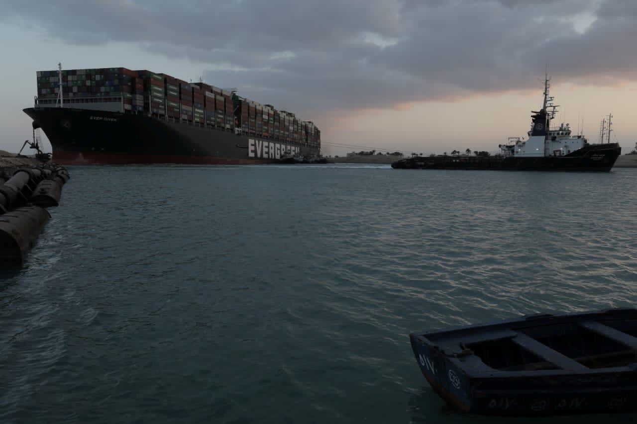 El barco encallado Ever Given, uno de los mayores portacontenedores del mundo, encallado en el Canal de Suez,