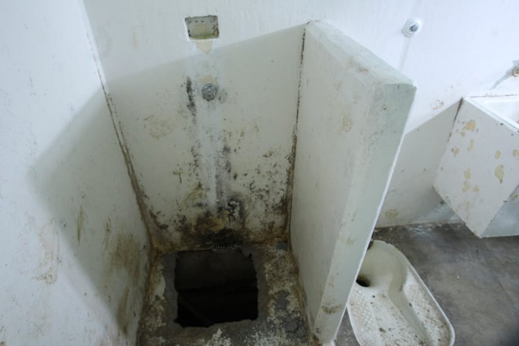 El túnel por donde el narco mexicano escapó de la cárcel. Fue hecho en la regadera de su celda (Foto: Cuartoscuro)