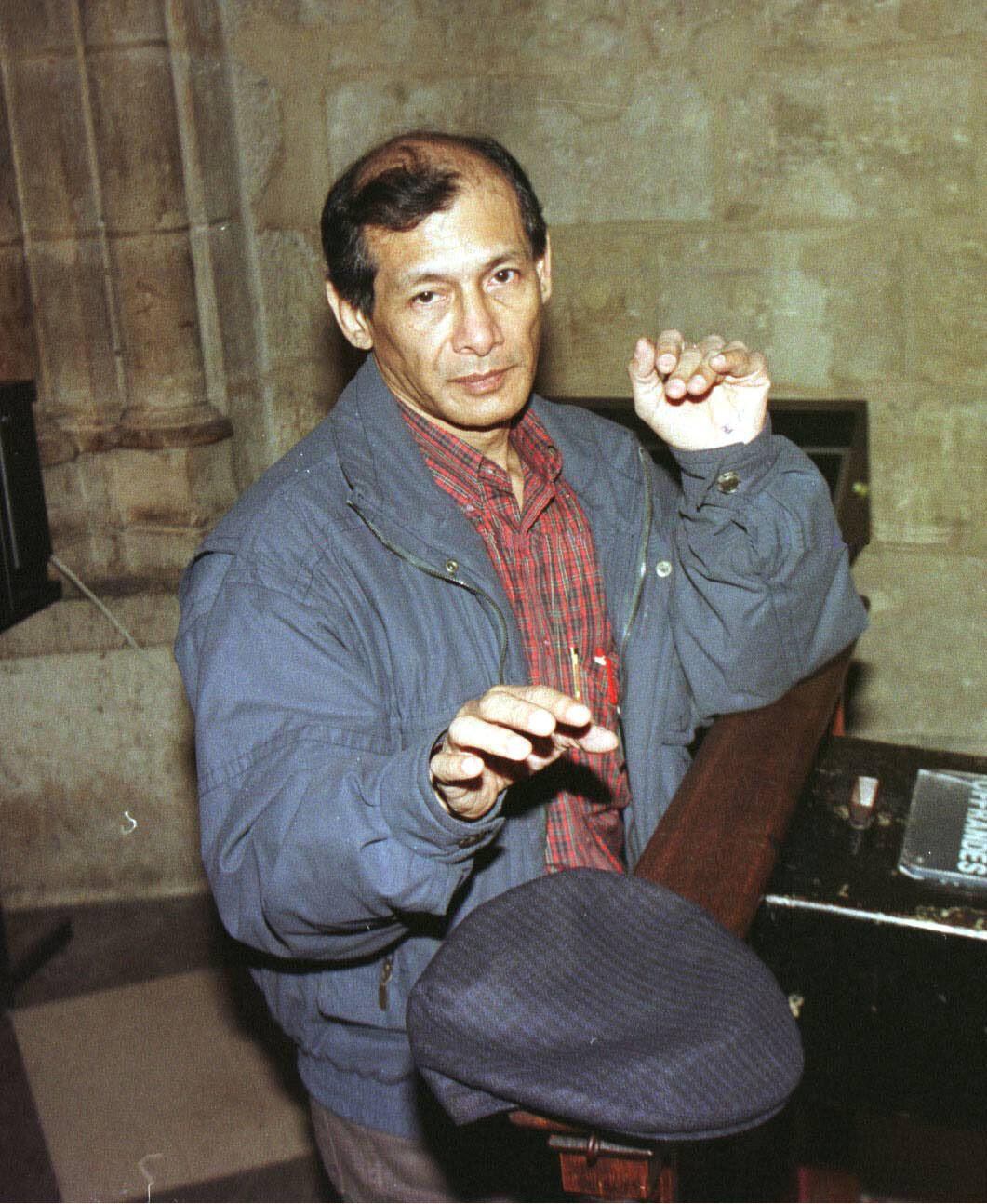 Charles Sobhraj durante su visita a París en 1997. Llegó casi convertido en una estrella y hasta fue a rezar a la catedral de Notre Dame (Austral Int/Shutterstock)
