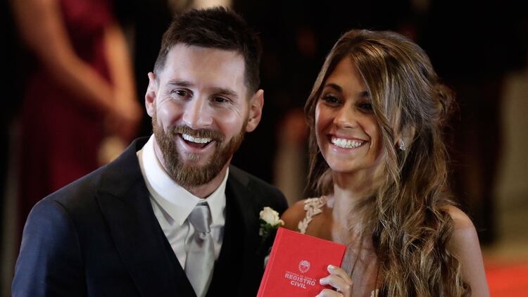 Lionel Messi y Antonela Roccuzzo con la libreta de casamiento en mano (Foto: Teleshow)