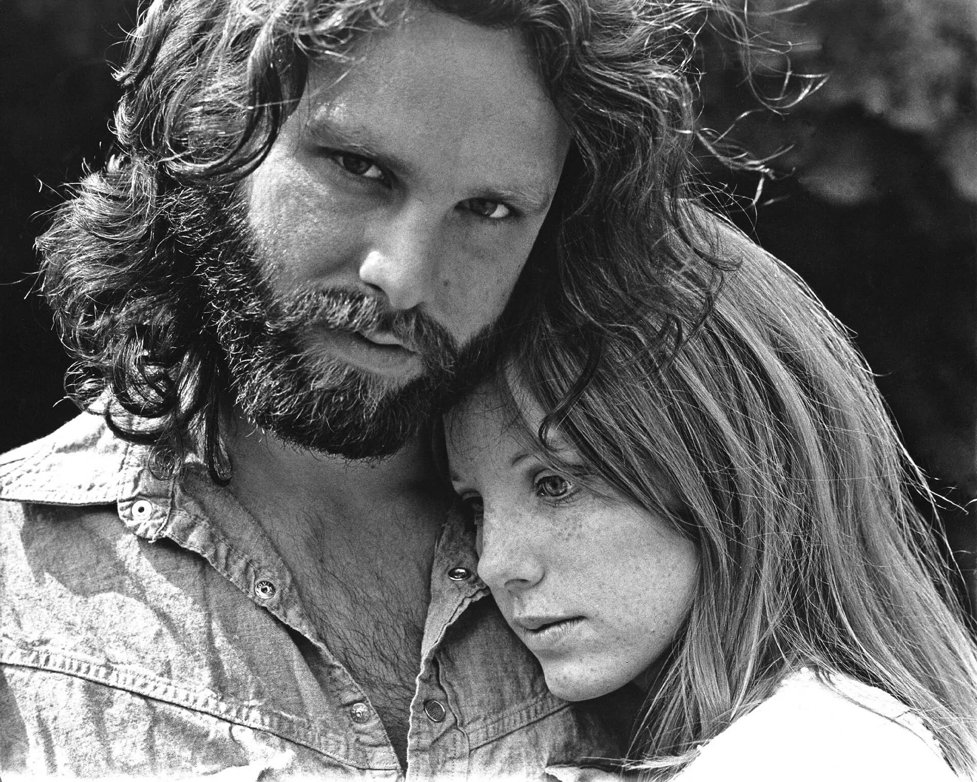 Pamela Courson modificó tres veces las versiones de cómo falleció Jim Morrison. Ella fue quien lo encontró muerto la mañana del 3 de julio de 1971 (Estate of Edmund Teske/Michael Ochs Archives/Getty Images)