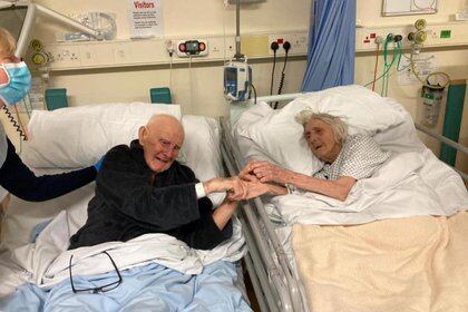 La foto última foto juntos de Margaret y Derek Firth momentos antes de morir de COVID-19 en un hospital de Inglaterra.