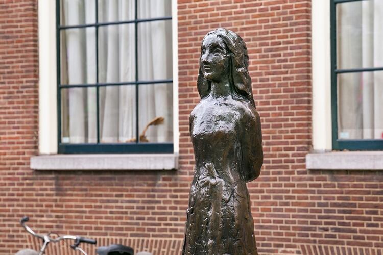 La Casa de Ana Frank de Ámsterdam es una atracción popular entre los turistas que pueden visitar el ático que albergaba al diario judío. Se abrió por primera vez en 1960 y permite a los visitantes ver la estantería que ocultaba el anexo, así como objetos, fotografías y el diario original de Anne