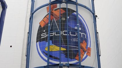 Vista de la cúpula del cohete, antes del despegue, donde se ve el escudo de la misión Saocom de la Conae (@CONAE_Oficial)