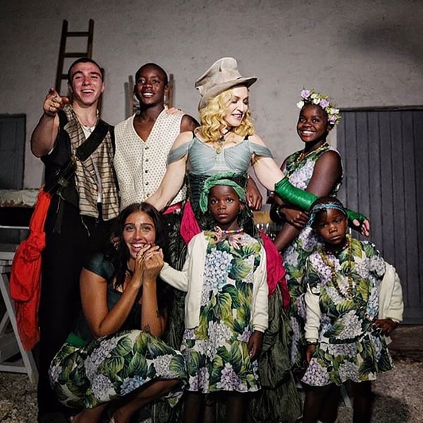 Madonna con sus hijos durante su cumpleaños número 59