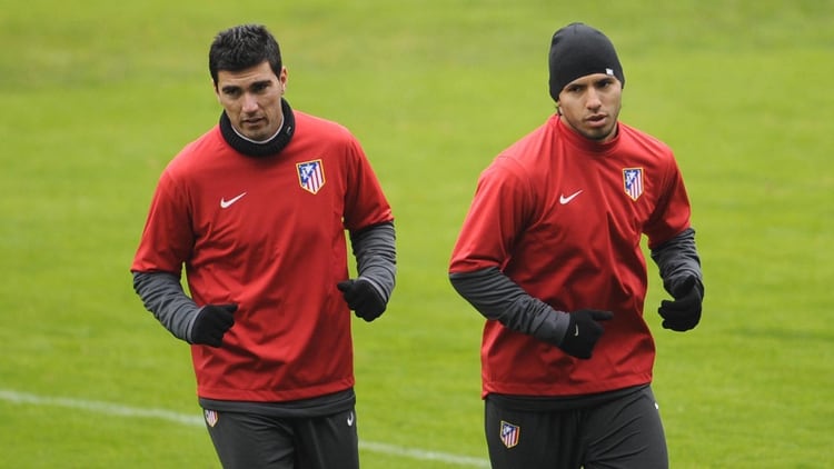 Reyes junto al Kun Agüero, en una entrenamiento del Atlético Madrid (AFP PHOTO / PIERRE-PHILIPPE MARCOUz)