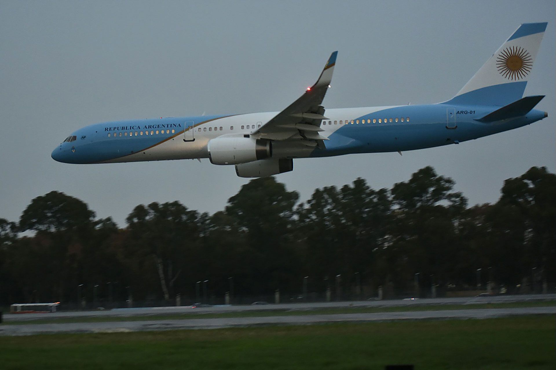 El nuevo avión presidencial argentino ARG-01 que voló a China con una comitiva de 35 personas (Infobae)