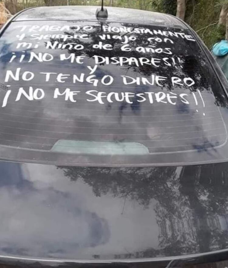 A raíz del asesinato por error de Juan Daniel por elementos de la policía estatal de Tamaulipas, los conductores realizaron pintas en sus vehículos (Foto: Twitter/JoeRooms)