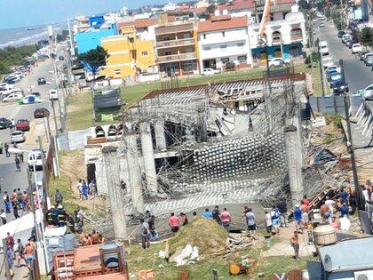 Así fue el derrumbe en marzo de 2018 en Santa Teresita: seis obreros murieron (@GermanJardon)