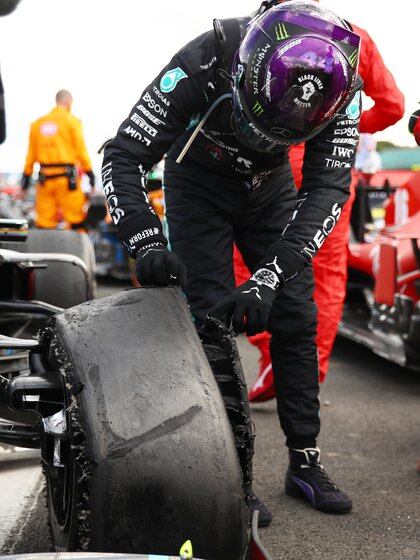 Lewis Hamilton junto al neumático que casi le arruina la carrera (Reuters)