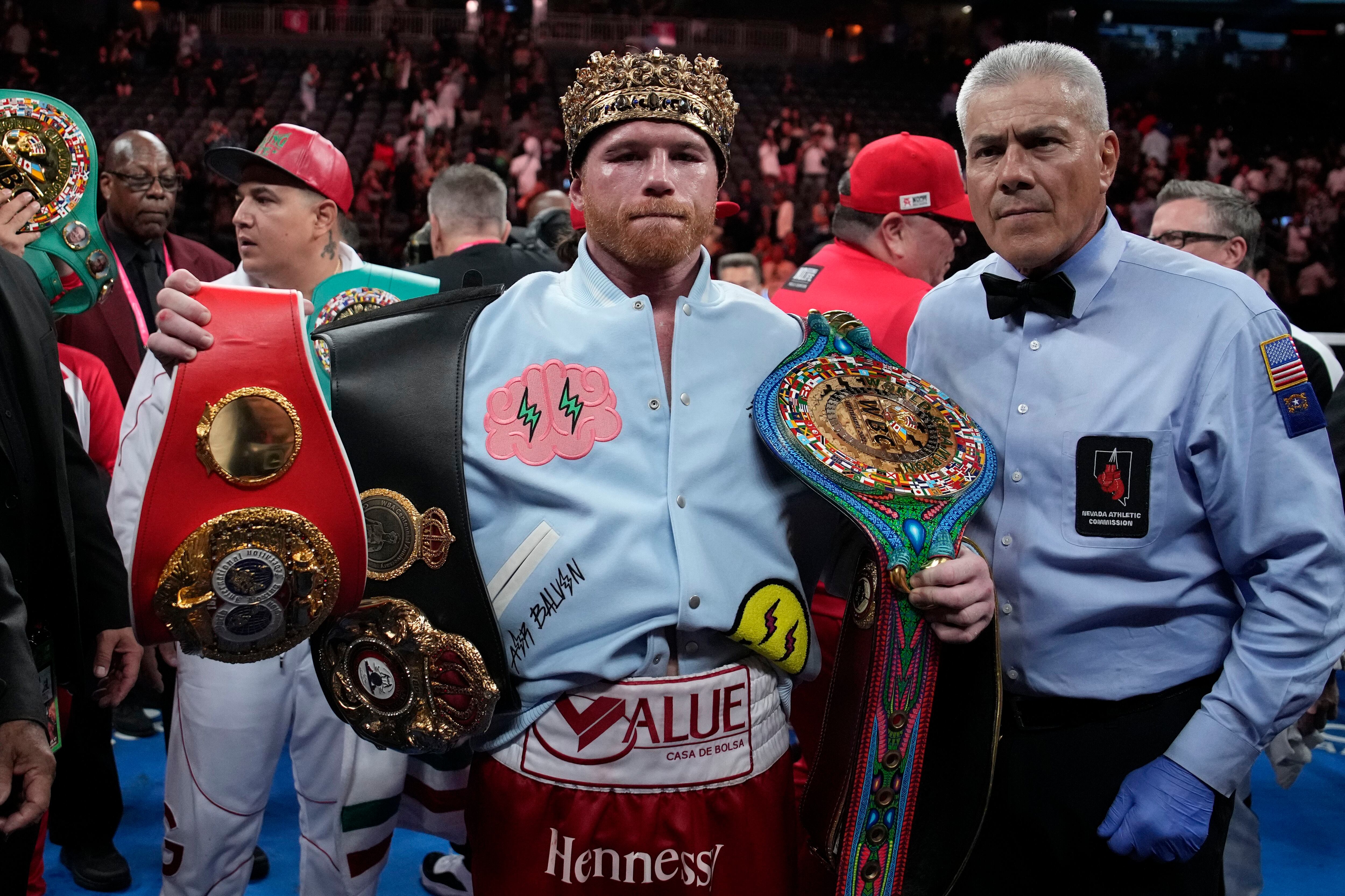 Canelo Álvarez no rechazó posibilidades de medirse contra Benavidez  (AP Foto/John Locher)