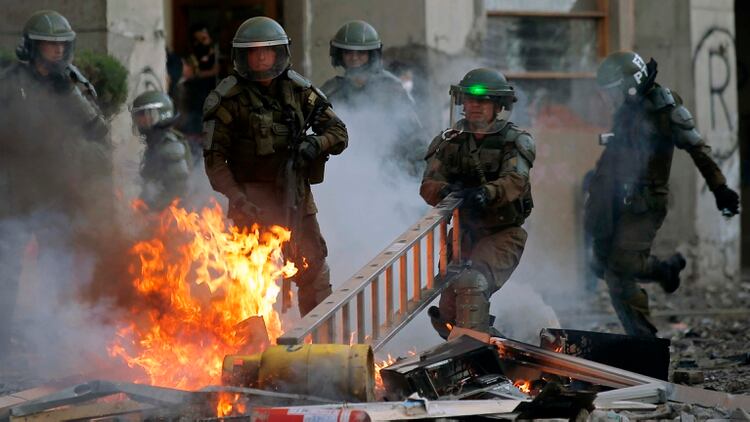 Choques violentos durante una protesta en Chile (Photo by JAVIER TORRES / AFP)