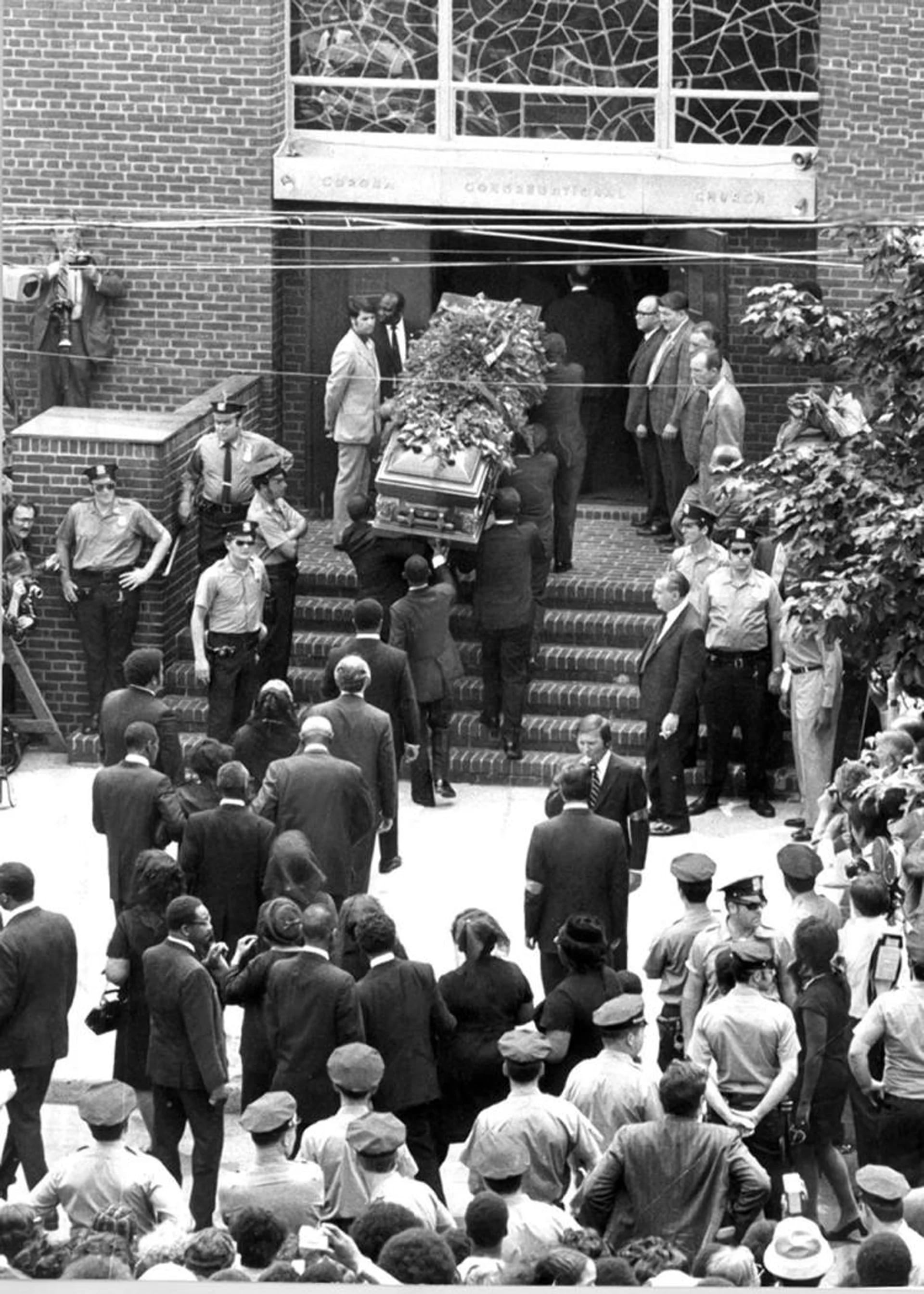 El 6 de julio de 1971 murió a sus 69 años: una interminable fila de negros lo acompañó en su funeral