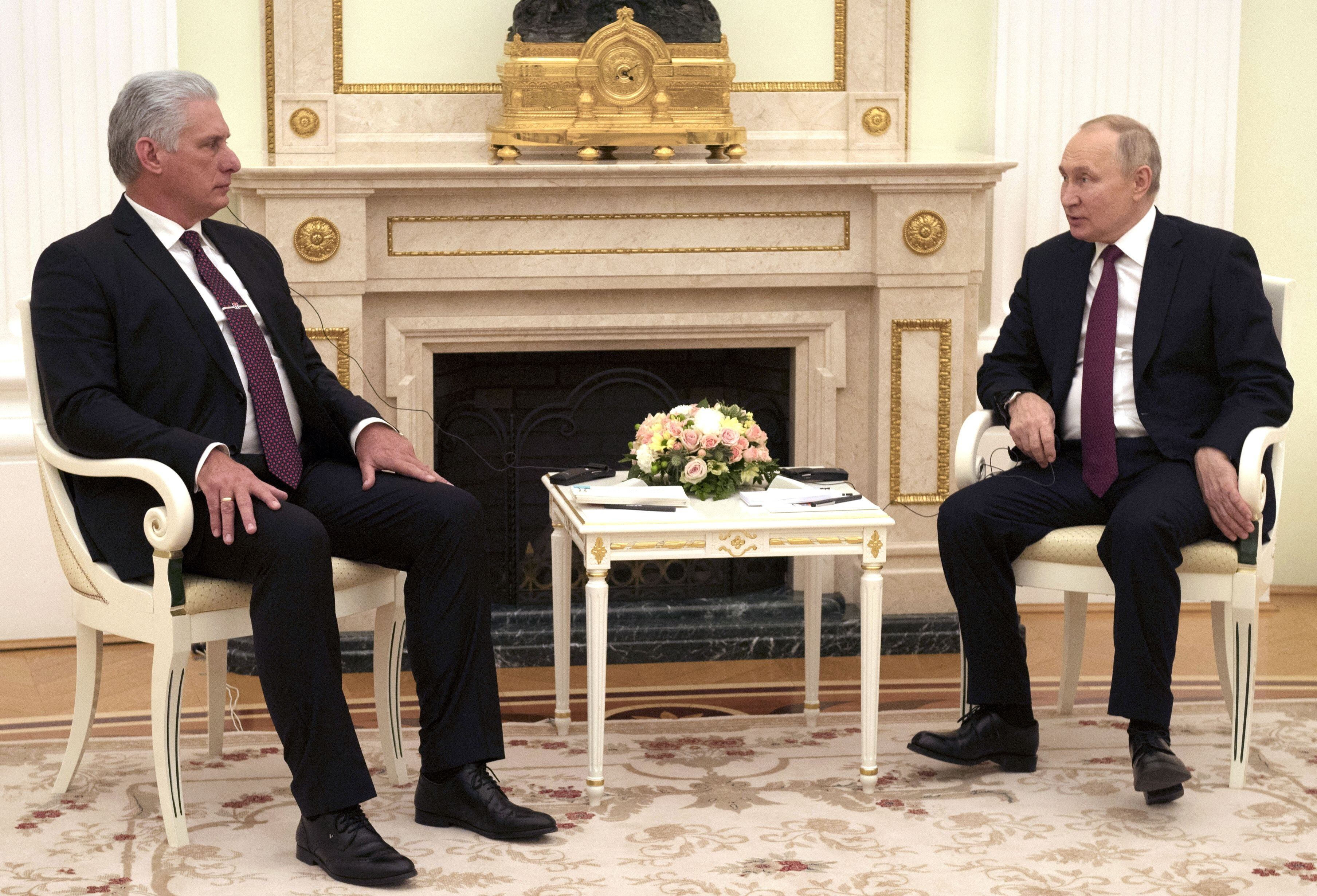 Foto de archivo: El presidente ruso Vladimir Putin se reunió con el dictador cubano Miguel Díaz-Canel en el Kremlin el 22 de noviembre de 2022 (REUTERS)
