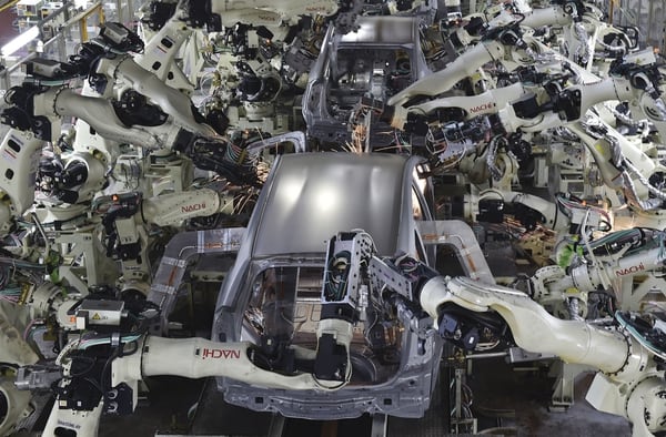 La primera ola de automatización robótica afectó a las grandes plantas de producción de automóviles. Foto: AFP.