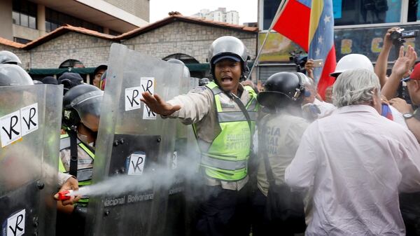 La Guardia chavista reprime una manifestación de personas de tercera edad (Reuters)