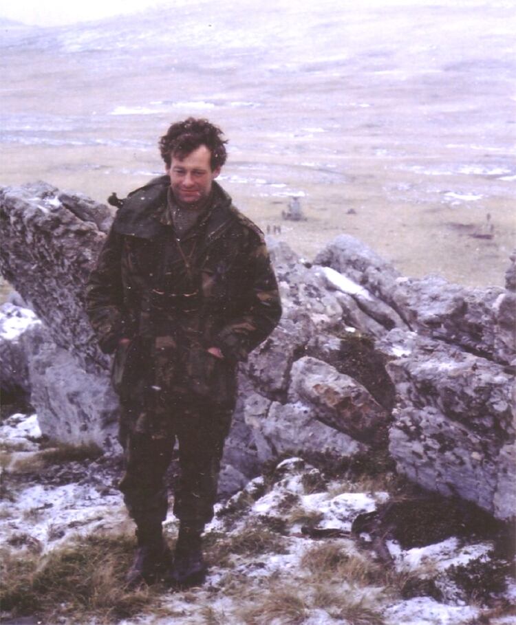 El oficial británico Mike Seear en Malvinas