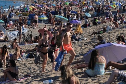 La gente disfruta del clima soleado en la playa de la Barceloneta el 19 de julio de 2020 (REUTERS / Nacho Doce)