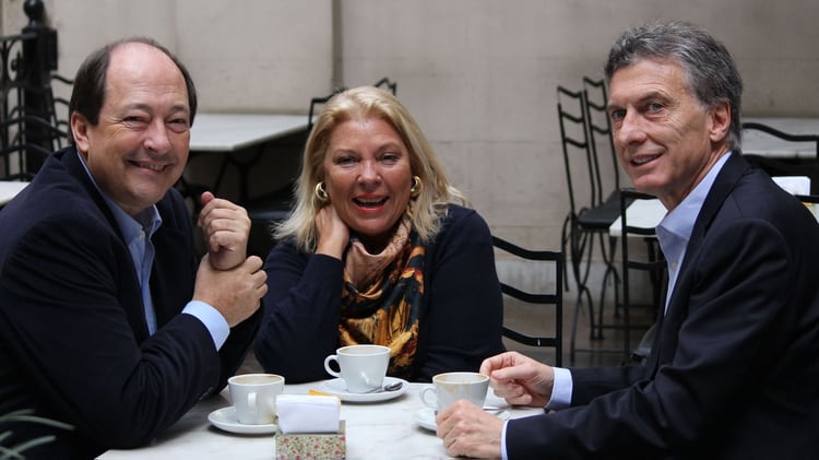 Mauricio Macri, Ernesto Sanz y Elisa Carrió compartieron primarias en el 2015; el Presidente irá solo este año por Juntos por el Cambio (NA)