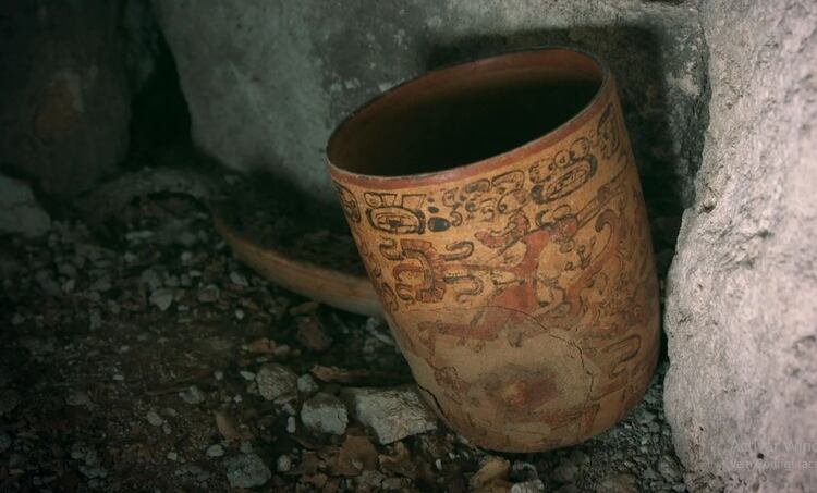 El jarrón para beber chocolate hallado en el entierro que data de 554 y 558 d. C. (Foto: NatGeo)