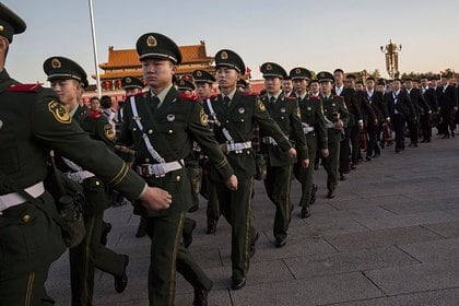 Soldados chinos. La Asamblea Popular Nacional aprobará el viernes un borrador en el que se establece el rumbo de las Fuerzas Armadas (Kevin Frayer/ Europa Press)
