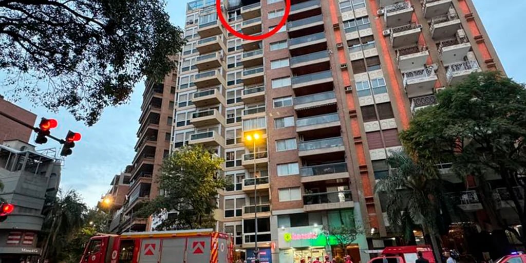 Un chico de 18 años murió al saltar desde el piso 12 de un edificio que se incendiaba en Córdoba