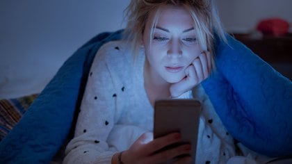 La luz azul de las pantallas suprime la producción de la melatonina, lo que retrasa el inicio del sueño (Shutterstock)