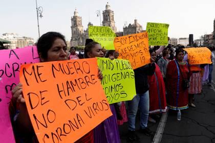 Artesanos de Oaxaca protestan en las afueras del Palacio Nacional reclamando empleos REUTERS/Henry Romero