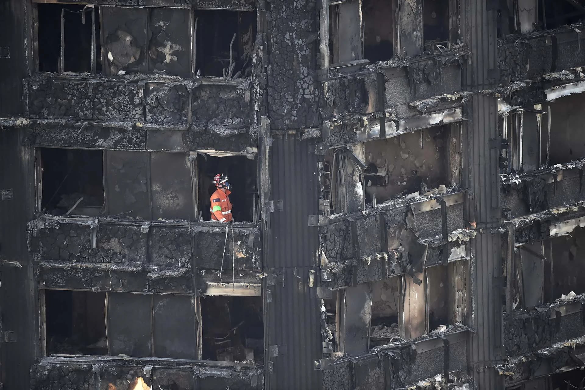 Un miembro de los servicios de emergencia trabaja dentro de la torre de apartamentos Grenfell en North Kensington, Londres