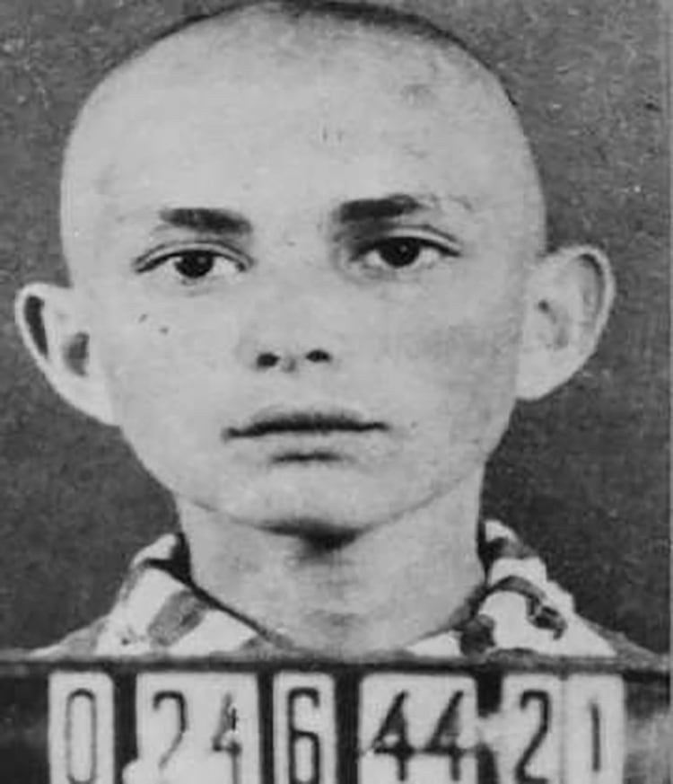 Imre Kertézs tenía 14 años cuando fue destinado a un campo de exterminio. Mintió en la edad, dijo que tenía 16: así consiguió que lo enviaran a realizar trabajos forzados y logró sobrevivir