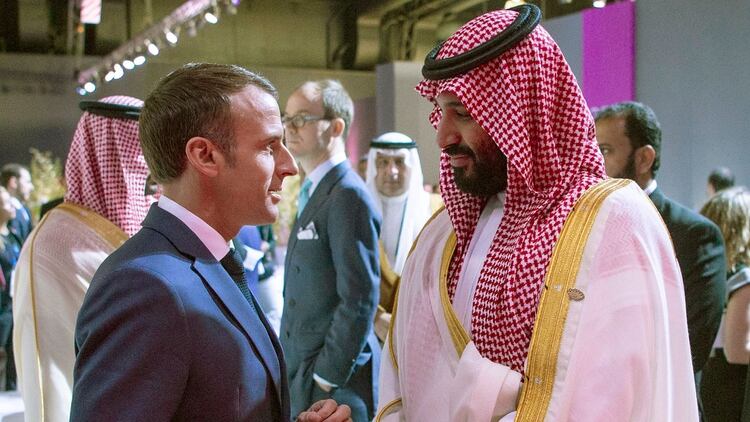 Emmanuel Macron y Mohamed bin Salman (AFP)