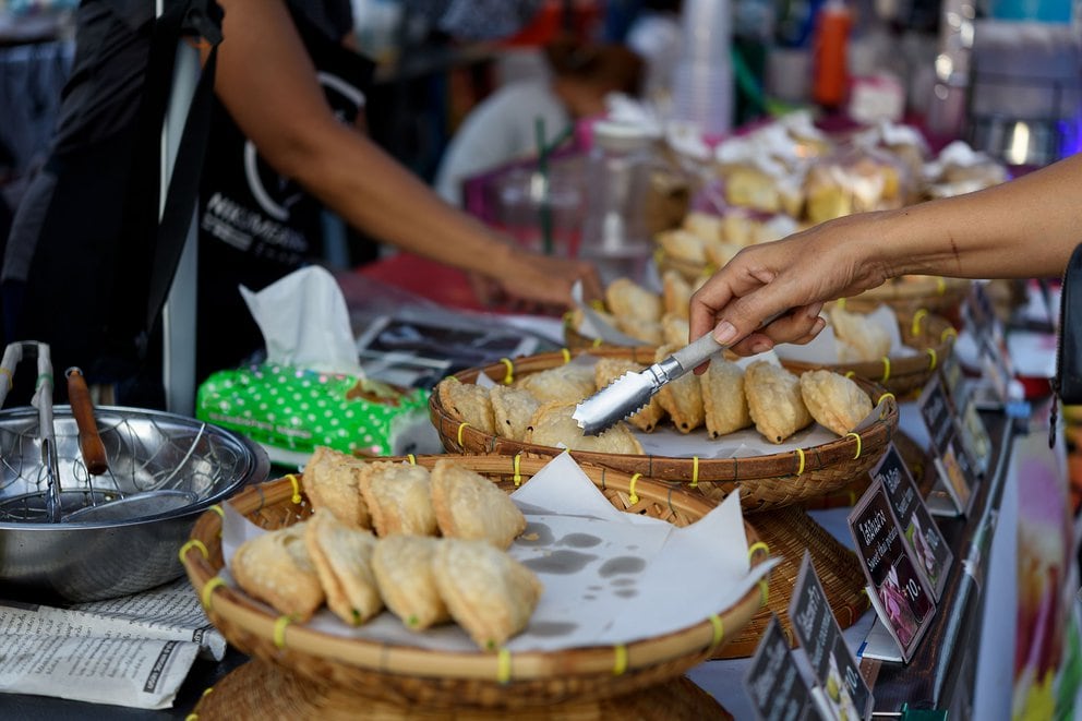 Comer productos locales, es decir, de temporada, no solo apoya una industria alimentaria más sostenible, sino que también invierte en pequeñas empresas (Getty Images)